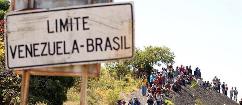 Fluxo de venezuelanos na fronteira com o Brasil em Pacaraima (RR)