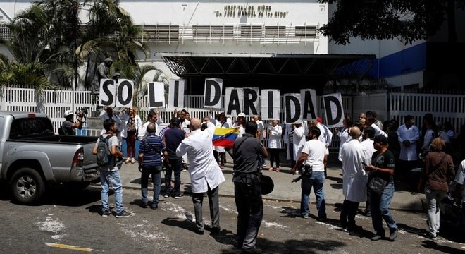 Médicos protestam em hospital infantil em Caracas durante apagão na Venezuela
