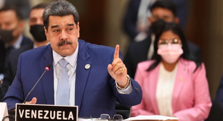 Nicolás Maduro tenta restabelecer ligações com colombianos
