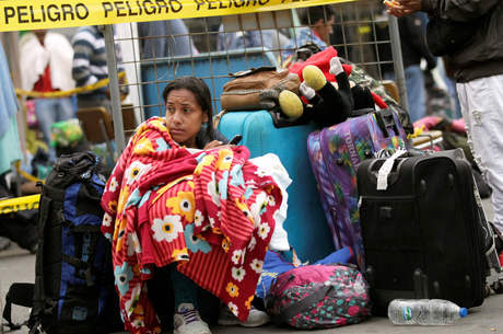 Venezuelanos deixam a cidade de Pacaraima (RR)