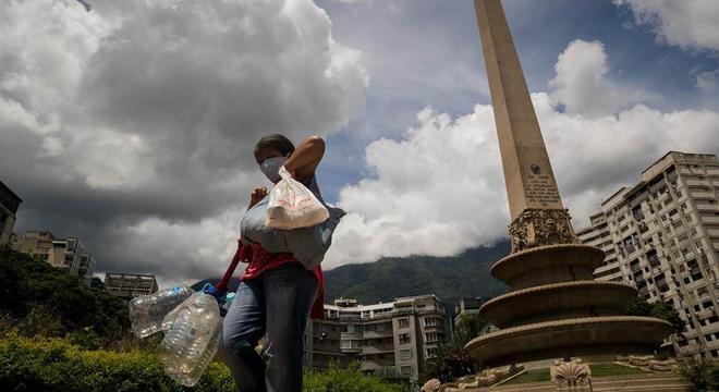 Salário mínimo na Venezuela consegue comprar 1 kg de farinha de milho