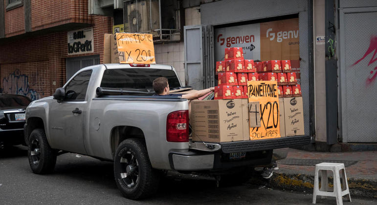 Ambulante vende panetones em Caracas, capital da Venezuela