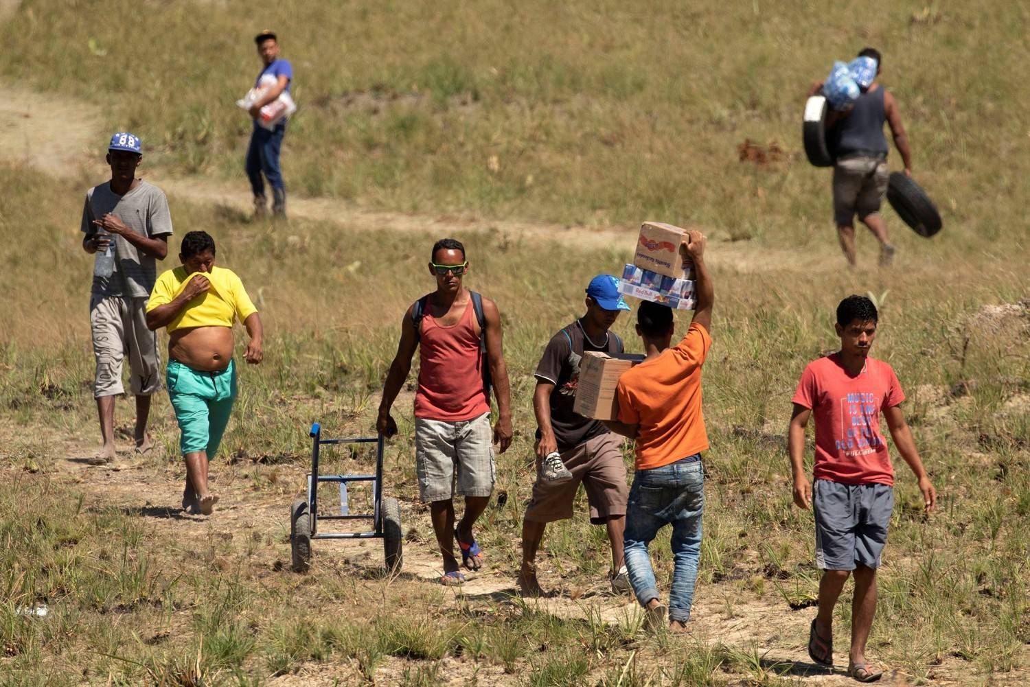Venezuelanos usam caminho alternativo para cruzar a fronteira com o Brasil, em Pacaraima (RR) (Joédson Alves/EFE - 24.02.2019)