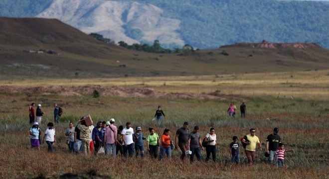 Venezuelanos tentam cruzar fronteira com Brasil em Roraima