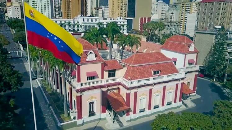 Venezuela: República federal presidencialista. Presidente: Nicolás Maduro. População: 28 milhões de habitantes. Capital: Caracas. Na foto, Palácio Miraflores, sede do governo. 