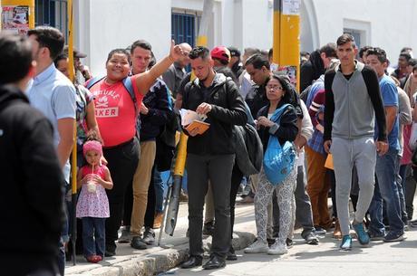 Venezuelanos aguardam na fila por visto do Peru