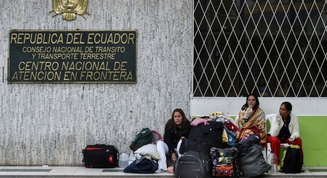 Equador passou a exigir passaporte válido a venezuelanos que queiram entrar no país