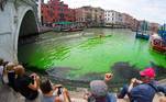 Segundo a agência de notícias AFP, a mudança aconteceu no domingo (28), na Ponte Rialto, no Grande Canal de Veneza. O prefeito convocou uma reunião de emergência assim que descobriu o ocorrido, e as autoridades estão investigando o caso 