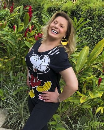 Os looks mais básicos também lhe caem muito bem. A estampa da Disney na blusa é mais uma prova de que a artista não se deixa limitar pelos padrões sociais impostos a mulheres da terceira idade