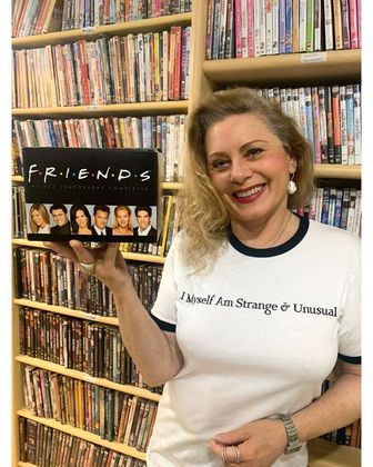 Vera acumula centenas de DVDs em casa. A famosa tem o hábito de gravar todas as cenas de trabalhos da televisão e do cinema. Só da participação em Laços de Família, por exemplo, ela tem mais de 30 DVDs guardados como lembranças Veja mais: Vera Fischer corta o cabelo em casa e entrega: 'Ficou torto'