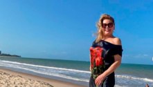 Vera Fischer esbanja charme ao posar com vestido preto de seda em dia ensolarado na praia