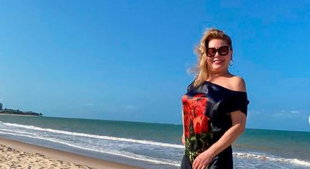 Vera Fischer em praia na Paraíba