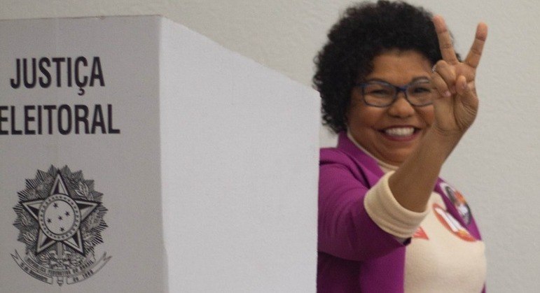 Vera Lúcia, candidata à presidência da República pelo PSTU, votou esta manhã em São Paulo