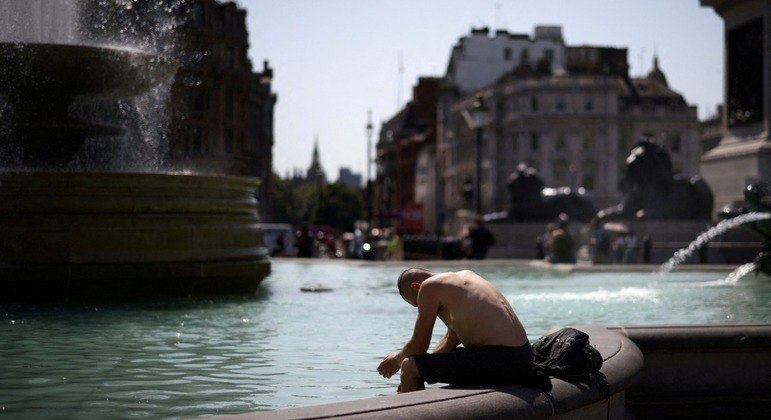 Europeus procuram fontes nas cidades para se refrescar