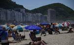 O início oficial do verão, nesta terça-feira (21), teve muito sol e calor nas capitais São Paulo e Rio de Janeiro, o que foi muito bem aproveitado pela população local. Na foto, banhistas aproveitam a praia de Copacabana, na capital fluminense