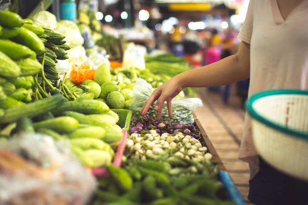Grupo verdeÉ composto por alimentos que mais protegem o coração. São ricos em vitaminas, minerais, fibras e antioxidantes, além de não terem substâncias que prejudiquem o coração, como
gordura saturada, colesterol e sódio.Tal grupo inclui alimentos que sofreram nenhuma ou mínima alteração após deixar a
natureza, ou seja, frutas, verduras, legumes, leite, iogurte natural,
feijões, cereais, raízes, tubérculos e ovos. Vera afirma que, na rotina, é possível
incluir a ingestão de legumes em sopa; consumir leite no café da manhã e comer
frutas como lanches entre as refeições.