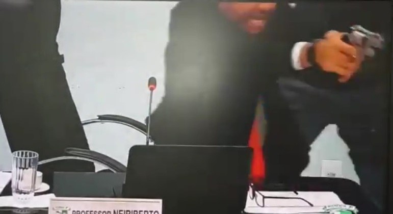 Vereador aponta arma para colega durante sessão em Querência (MT)
