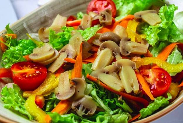 Versáteis na culinárias, os cogumelos podem ser consumidos crus, cozidos, salteados, em sopas, saladas, molhos e diversas outras receitas.