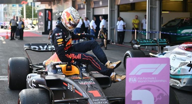 Verstappen deixa o carro após vencer a corrida em Baku, no Azerbaijão