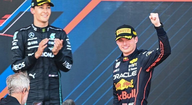Max Verstappen comemora sua vitória no GP do Azerbaijão, neste domingo (12)