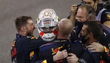 Verstappen ultrapassa Hamilton na última volta e é campeão mundial