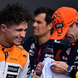 Verstappen (dir.) e Norris conversam após treino de classificação do GP da Grã-Bretanha de Fórmula 1, em Silverstone, na Inglaterra