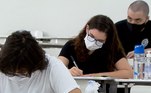 Máscaras de proteção e álcool em gel se tornaram indispensáveis na hora de fazer as provas. Em São Paulo, a FUVEST, o maior vestibular do país, vai fornecer sachês de álcool 70% para a limpeza dos assentos e mesas, e pede que os estudantes levem mais de uma máscara