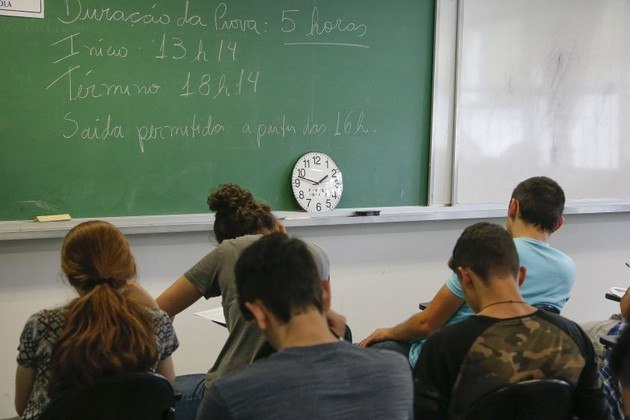 Conclusão — deve ser iniciada com a retomada da tese apresentada na introdução, uma forma de fazer uma conexão semântica e estrutural garantindo um ponto pela coesão do texto
