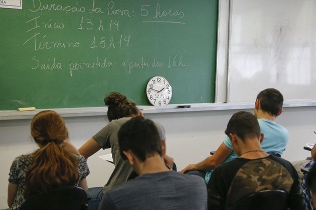 - Treine com provas anteriores: a realização de provas anteriores é uma ferramenta fundamental para o vestibulando, independentemente do curso e da universidade desejada, avalia o professor. 'Para o vestibulando de medicina, recomendamos que faça um apanhado dos assuntos cobrados em cada área do conhecimento dos exames dos últimos quatro anos. Além disso, recomendamos a realização de redações aplicadas em edições passadas', sugere. Estagiário do R7 sob supervisão de Karla Dunder