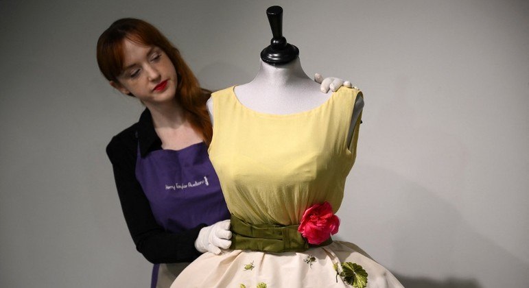 Vestido de Elizabeth Taylor vai a leilão após passar anos guardado em uma mala