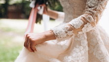 Noiva altera cor do vestido da sobrinha nas fotos do casamento: 'Não aguentei vê-la de branco' 