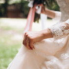 Noiva altera cor do vestido da sobrinha nas fotos do casamento