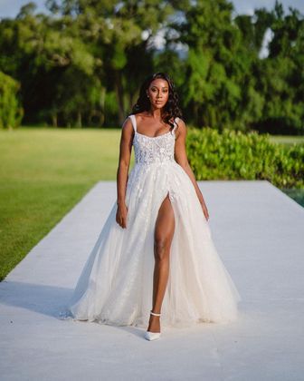 Camilla de Lucas&nbsp;se casou no último sábado (13) com o cantor Mateus Ricardo, o Blecaute.&nbsp;O vestido da influenciadora foi assinado pela estilista&nbsp;Morena Andrade. O modelo era de alça, com renda floral e uma fenda. No fim da festa, o estado do vestido e a barra toda suja chamaram a atenção nas redes sociais