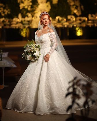 Mirela Janis se casou com Yugnir Ângelo em uma cerimônia luxuosa, que deu o que falar nas redes sociais. O vestido usado pela influenciadora tinha aplicação de cristais Swarovski e foi avaliado em R$ 200 mil. Ela ainda usou uma segunda peça, mas dessa vez com o objetivo de poder curtir a festa da forma mais confortável possível