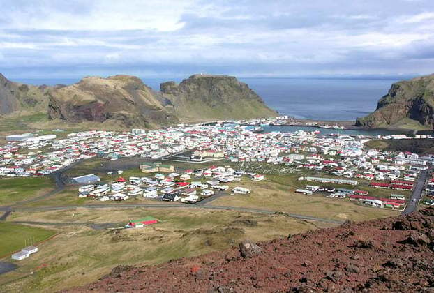 Vestmannaeyjar ainda abriga o Museu Eldheimar, que conta a história da erupção vulcânica de 1973 que atingiu a ilha.