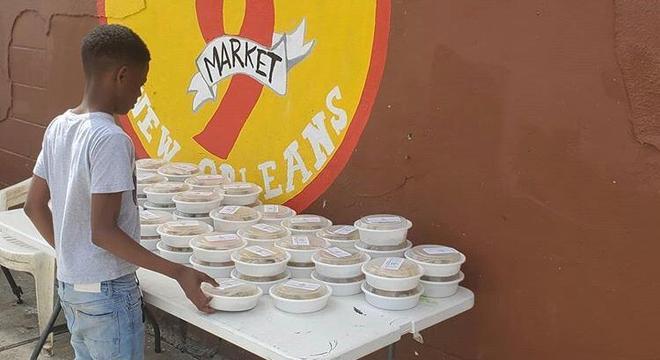 As pessoas da comunidade podem comprar marmitas no lugar também 