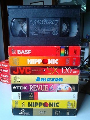 Em uma era de streaming, é quase impossível acreditar que nos anos 1990 as pessoas precisavam gravar seus filmes favoritos em uma fita VHS. Eram pilhas e pilhas de fitas nas prateleiras e gavetas das casas. Onde elas foram parar? Ninguém sabe. Apenas sumiram
