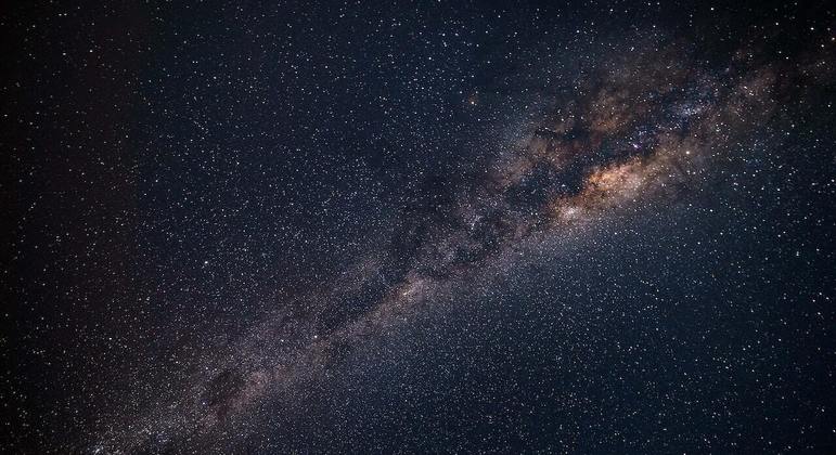 Via Láctea possui entre 100 e 400 bilhões de estrelas
