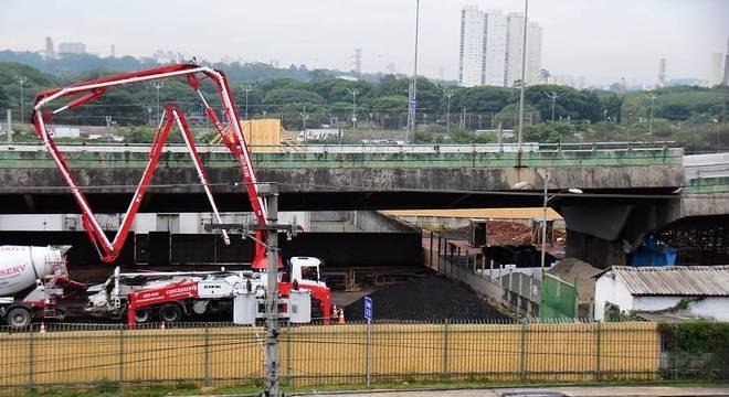 Prefeitura De Sp Ergue Um Metro De Viaduto Na Marginal Que Cedeu