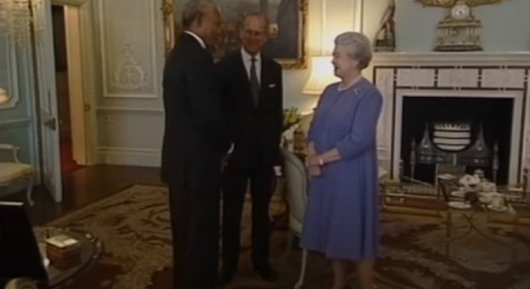 Nos dias que antecederam esse gesto altamente simbólico, Elizabeth II já havia abandonado suas reservas, congratulando-se com o fato de o apartheid estar 