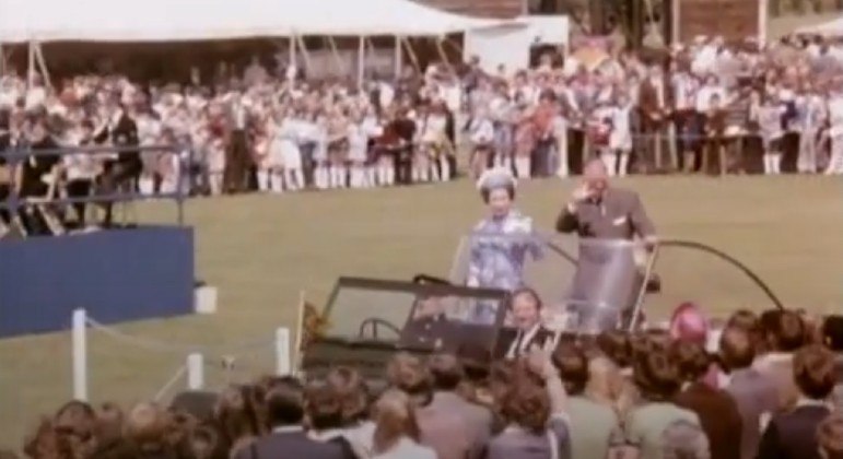 Em 1977, a rainha comemorava o 25º aniversário de sua coroação e queria viajar para a Irlanda do Norte, dividida nos oito anos anteriores pelo conflito entre protestantes unionistas e católicos republicanos. Nos dias anteriores à sua chegada, objetos incendiários causaram centenas de milhares de libras em danos em Belfast