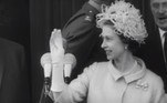 Em 27 de maio de 1965, mais de um milhão de berlinenses foram receber a rainha durante sua visita de seis horas à cidade dividida. 'Com sua presença e o entusiasmo que desencadeou, Elizabeth II, apesar das repetidas afirmações do outro lado do muro, confirmou que Berlim Ocidental pertence à família ocidental', escreveu a AFP