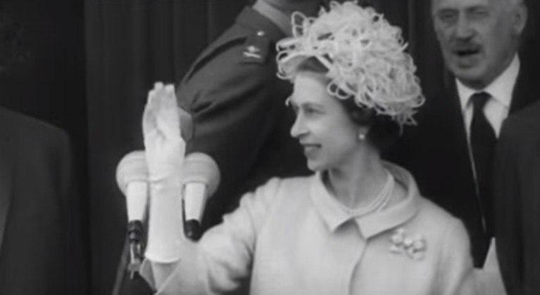 Em 27 de maio de 1965, mais de um milhão de berlinenses foram receber a rainha durante sua visita de seis horas à cidade dividida. 