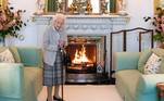 O peso simbólico da Rainha Elizabeth II, que faleceu nesta quinta-feira (8), muitas vezes se revelou em suas viagens oficiais
