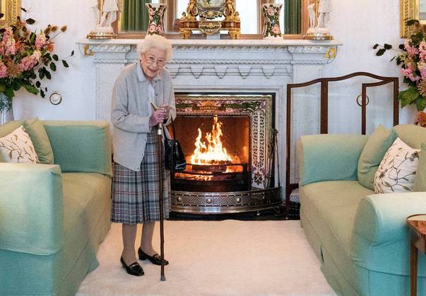 O peso simbólico da Rainha Elizabeth II, que faleceu nesta quinta-feira (8), muitas vezes se revelou em suas viagens oficiais