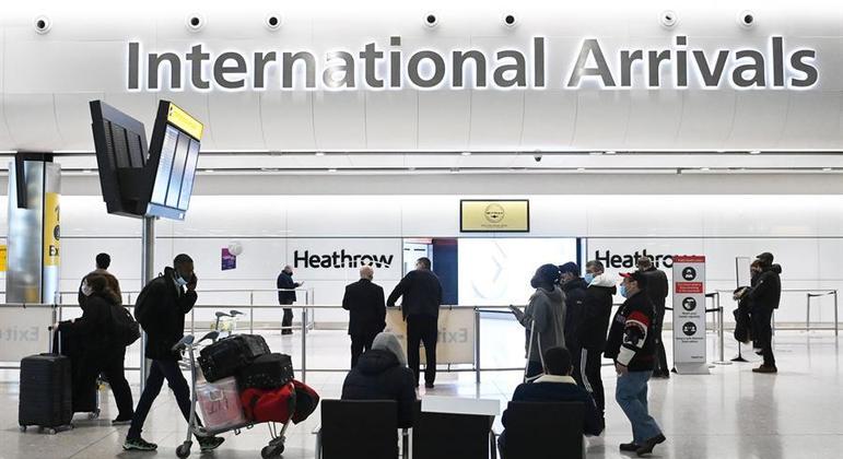 Passageiros da UE e dos EUA ficarão isentos de quarentena no Reino Unido