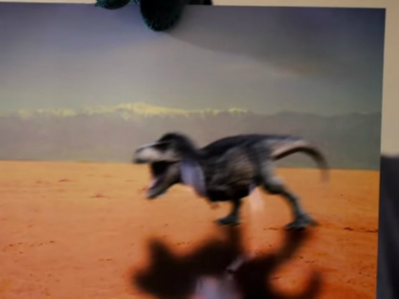 Dinossauro roxo em pé sozinho