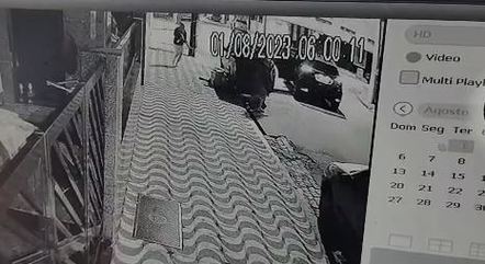 Imagens mostram criminosos com fuzil