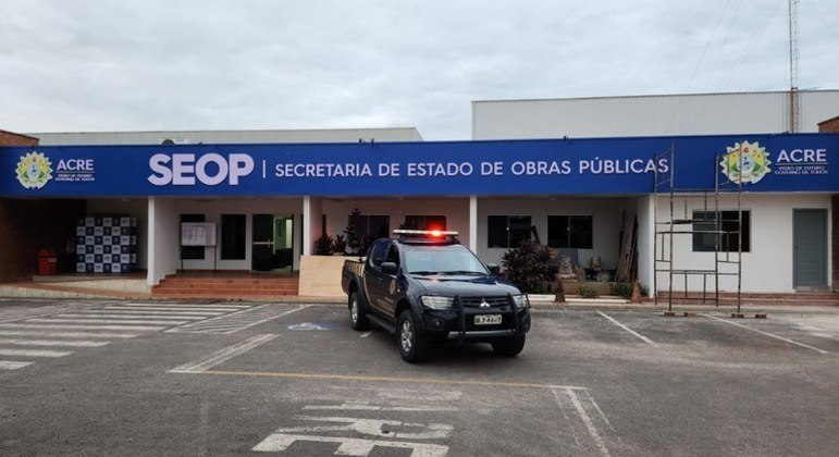 Viatura da PF em frente a Secretaria de Obras Públicas no Acre