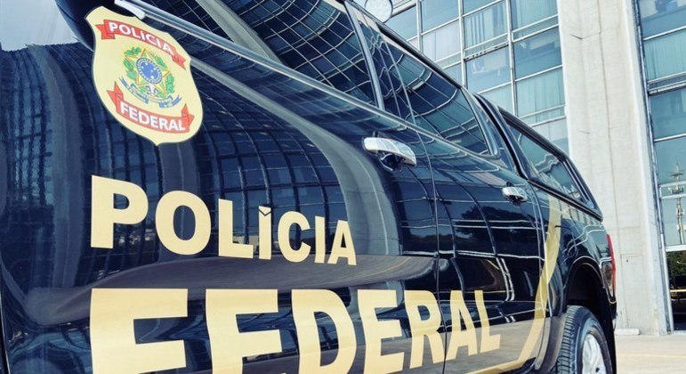 Viatura da Polícia Federal estacionada em frente à sede da corporação, em Brasília